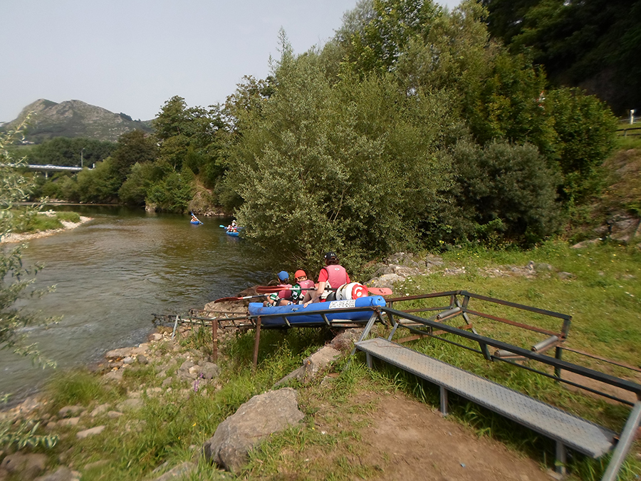 Grupo de niños adentrándose en canoa al Río Sella.